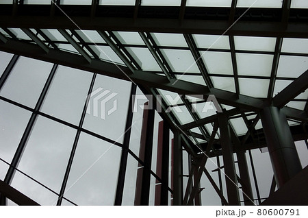 近未来、複数の未来的な垂直および水平空間の複雑なビーム模様 80600791