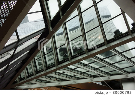 近未来、複数の未来的な垂直および水平空間の複雑なビーム模様 80600792