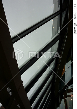 近未来、複数の未来的な垂直および水平空間の複雑なビーム模様 80600844