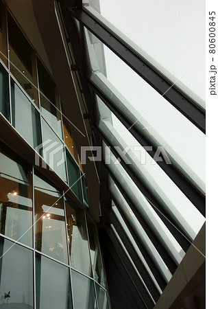 近未来、複数の未来的な垂直および水平空間の複雑なビーム模様 80600845