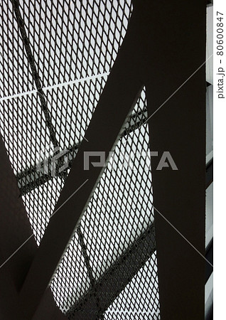 近未来、複数の未来的な垂直および水平空間の複雑なビーム模様 80600847