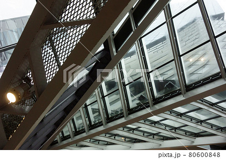 近未来、複数の未来的な垂直および水平空間の複雑なビーム模様 80600848