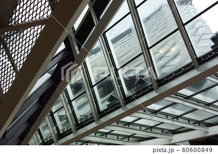 近未来、複数の未来的な垂直および水平空間の複雑なビーム模様 80600849