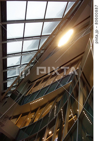 近未来、複数の未来的な垂直および水平空間の複雑なビーム模様 80600887