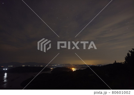 日本の岡山県瀬戸内市の美しい夜空 日本の岡山県瀬戸内市の美しい夜空 80601002