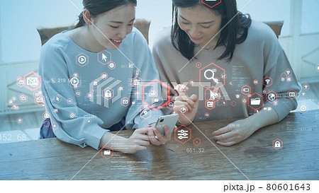 スマホを使う女性　モバイルアプリ 80601643