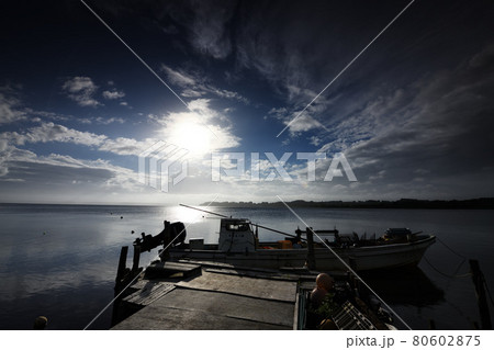 夕暮れの湖畔 夕暮れの湖畔 80602875