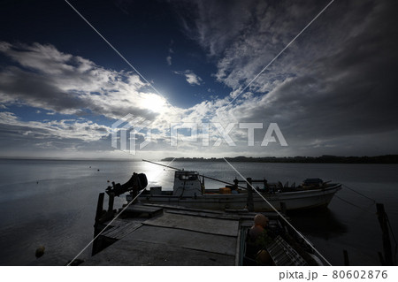 夕暮れの湖畔 夕暮れの湖畔 80602876