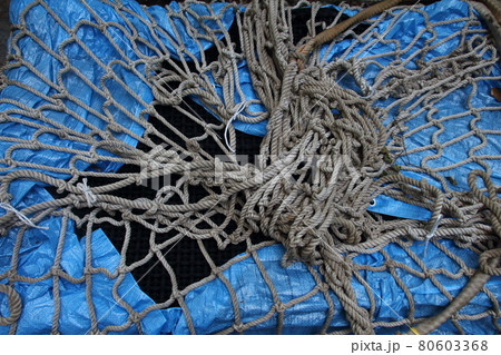 尾瀬ケ原の空輸された資材 80603368