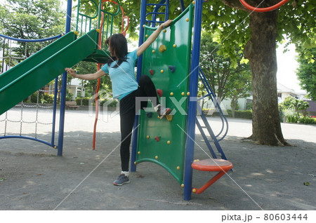 ボルダリングする美しく健康的長身女性 ボルダリングする美しく健康的長身女性 80603444