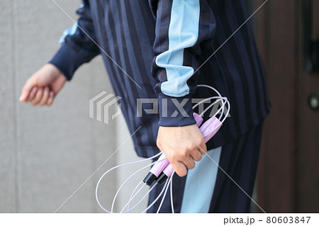 縄跳びでスポーツをする女性 80603847