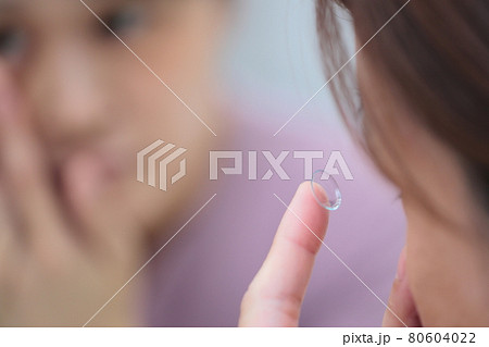 コンタクトレンズを装着する女性 80604022