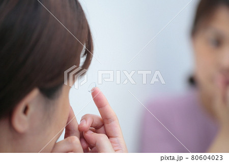 コンタクトレンズを装着する女性 80604023