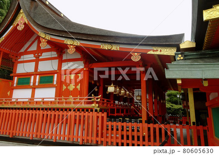 横から見た本殿【伏見稲荷大社】／京都府京都市伏見区 80605630