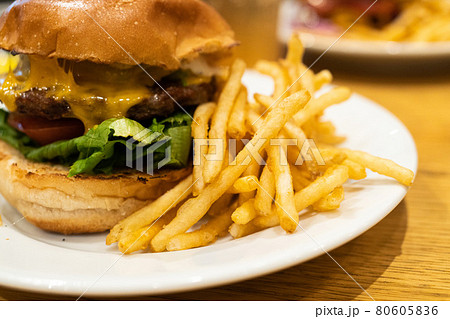ハンバーガーとフライドポテト ハンバーガーとフライドポテトは相性抜群！ - Etsy 日本