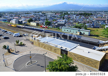 斜里岳をバックに知床斜里駅で待機中の「THE ROYAL EXPRESS」（試運転列車） 80605928