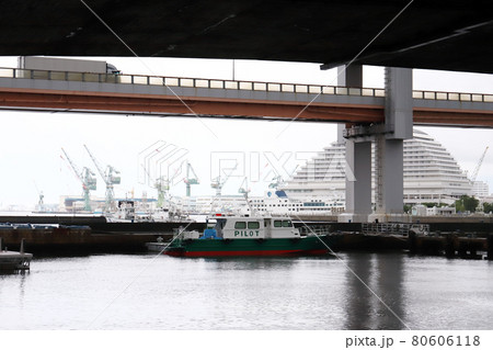 神戸港の水先案内船(兵庫県 神戸市 船溜まり) 神戸港の水先案内船(兵庫県 神戸市 船溜まり) 80606118