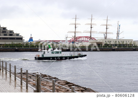 神戸港の水先案内船の出港（兵庫県 神戸市 船溜まり） 80606128
