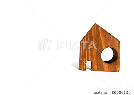 窓のある木のお家 右側 80606139