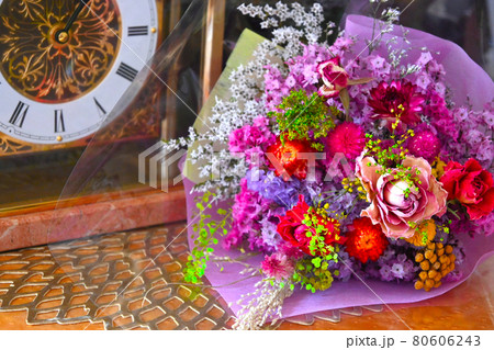 ドライフラワーの花束と置き時計 80606243