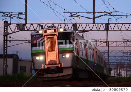 夕焼けの朱色に光る733系快速「エアポート」 夕焼けの朱色に光る733系快速「エアポート」 80606379