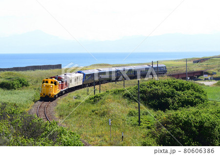 オホーツク海をバックに止別の海岸線を行く「THE ROYAL EXPRESS」（試運転列車） 80606386