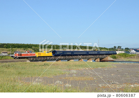 朝早い釧網本線を知床斜里駅へ走る「THE ROYAL EXPRESS」（試運転列車） 80606387