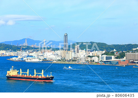 【山口県】晴天下の下関市街地 80606435