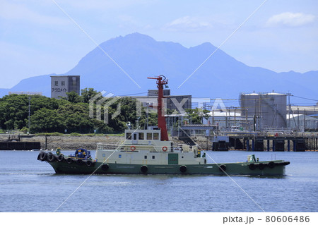 大牟田市　三池港　出港するタンカー、 80606486