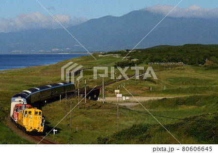 傾き始めた陽射しのもと今宵の滞泊地・網走へ向かう「THE ROYAL EXPRESS」(試運転列車) 傾き始めた陽射しのもと今宵の滞泊地・網走へ向かう「THE ROYAL EXPRESS」(試運転列車) 80606645