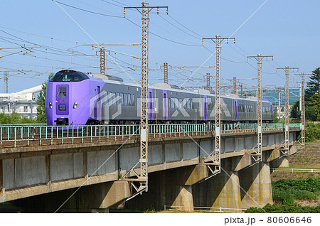 札幌から観光客を乗せて富良野へ向かうラベンダー編成の特急「フラノラベンダーエクスプレス」 80606646