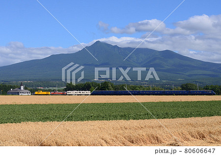 清里町の清里焼酎醸造所を横目に斜里岳の麓を行く「THE ROYAL EXPRESS」(試運転列車) 清里町の清里焼酎醸造所を横目に斜里岳の麓を行く「THE ROYAL EXPRESS」(試運転列車) 80606647