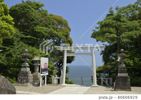 大洗磯前神社の海が見える鳥居 80606929