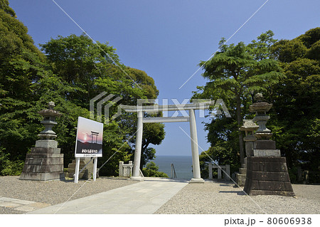 大洗磯前神社の海が見える鳥居 80606938