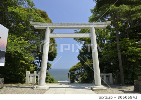 大洗磯前神社の海が見える鳥居 80606943