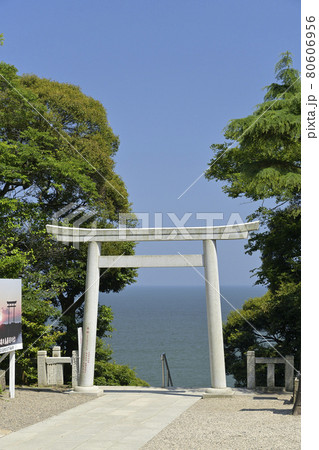 大洗磯前神社の海が見える鳥居 80606956