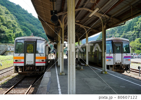 広島県庄原市にある備後落合駅に停車中の列車 広島県庄原市にある備後落合駅に停車中の列車 80607122