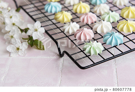 Multicolored meringue on a baking rack 80607778