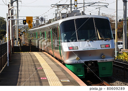 新鳥栖駅を発車する特急みどり 博多 佐世保 の写真素材