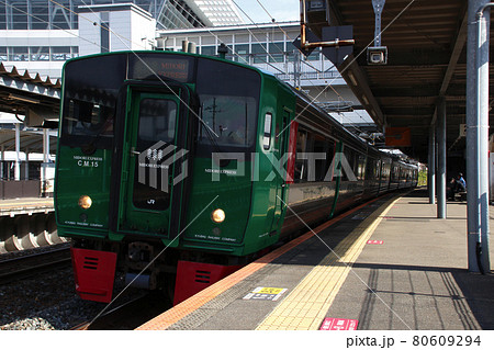 新鳥栖駅に停車中の特急みどり（博多⇔佐世保）の写真素材