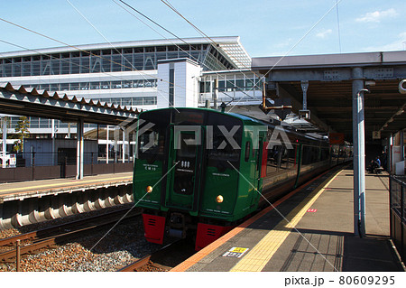 新鳥栖駅に停車中の特急みどり（博多⇔佐世保） 80609295