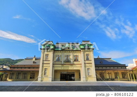 【福岡県】晴天下のJR門司港駅 80610122