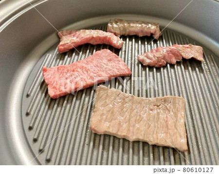 グリルで焼かれた焼肉イメージ　写真素材 80610127