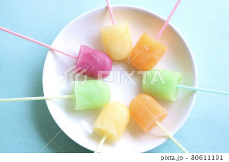 夏カラフル7本のアイスキャンディー 夏カラフル7本のアイスキャンディー 80611191