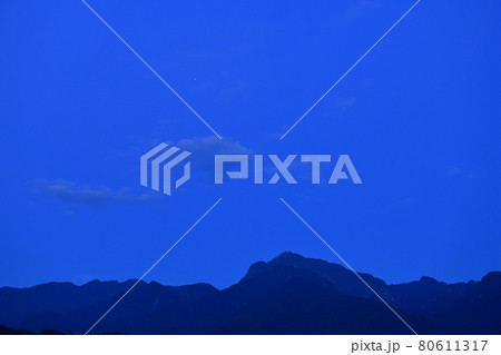 北杜市白州町、日の出直前の空に残る輝く木星（甲斐駒左上） 80611317