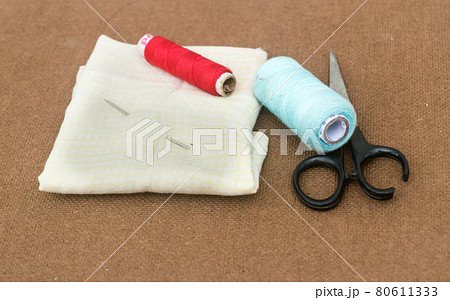 Group of sewing tools and items for knitting and weaving placed on a brown colour woven paper board. DIY Art and craft background concept. Group of sewing tools and items for knitting and weaving placed on a brown colour woven paper board. DIY Art and craft background concept. 80611333