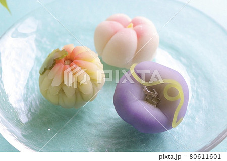 夏の花3種の和菓子　朝顔　夏菊　ふようの花 80611601
