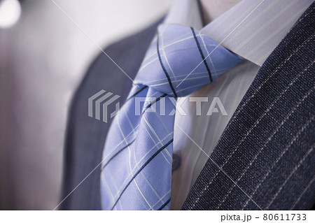 高級そうなオーダーメイドのスーツとネクタイ 80611733