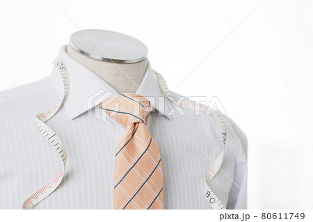 清潔なワイシャツとカラフルなネクタイ 80611749