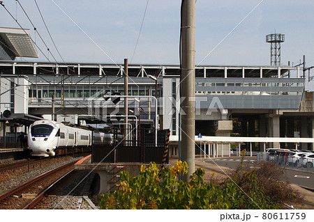 新鳥栖駅に到着する特急かもめ（885系電車） 80611759
